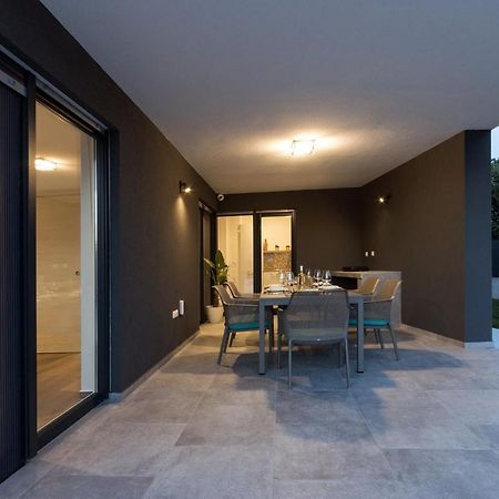 Modern 3-Bedroom Villa With A Private Pool Pula Extérieur photo