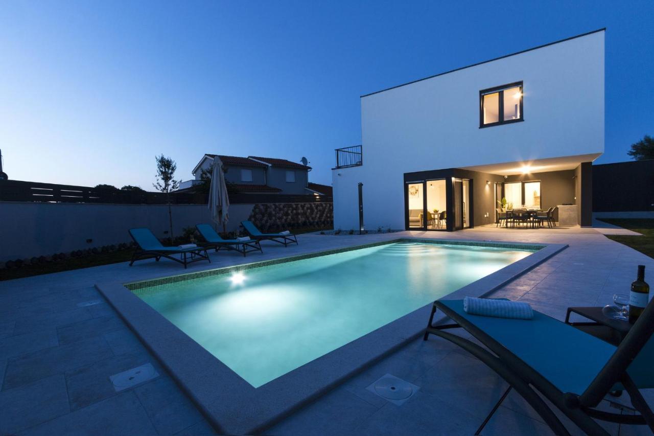 Modern 3-Bedroom Villa With A Private Pool Pula Extérieur photo