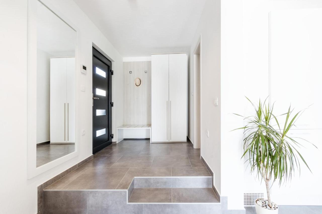 Modern 3-Bedroom Villa With A Private Pool Pula Extérieur photo