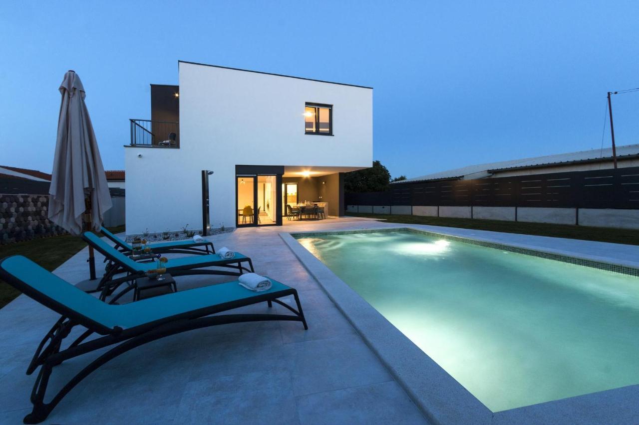 Modern 3-Bedroom Villa With A Private Pool Pula Extérieur photo