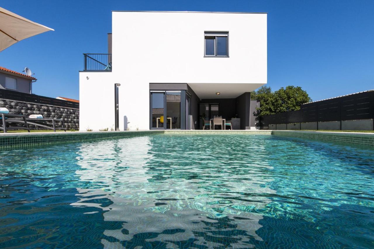 Modern 3-Bedroom Villa With A Private Pool Pula Extérieur photo
