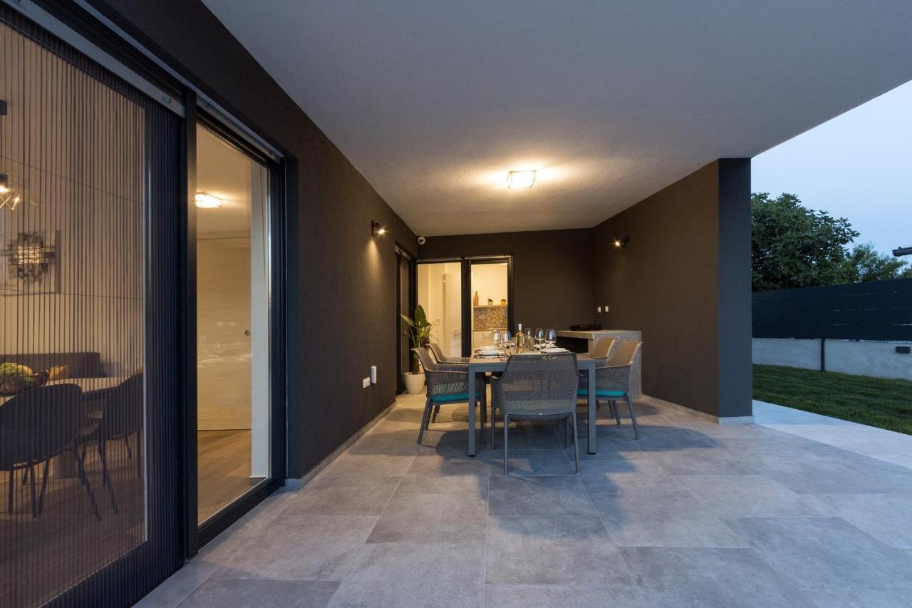 Modern 3-Bedroom Villa With A Private Pool Pula Extérieur photo